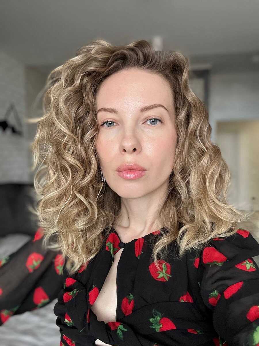 Гель средней фиксации на длину + пенка в корни волос. За счет этого длина получается более пластичной. Менее хрусткой.