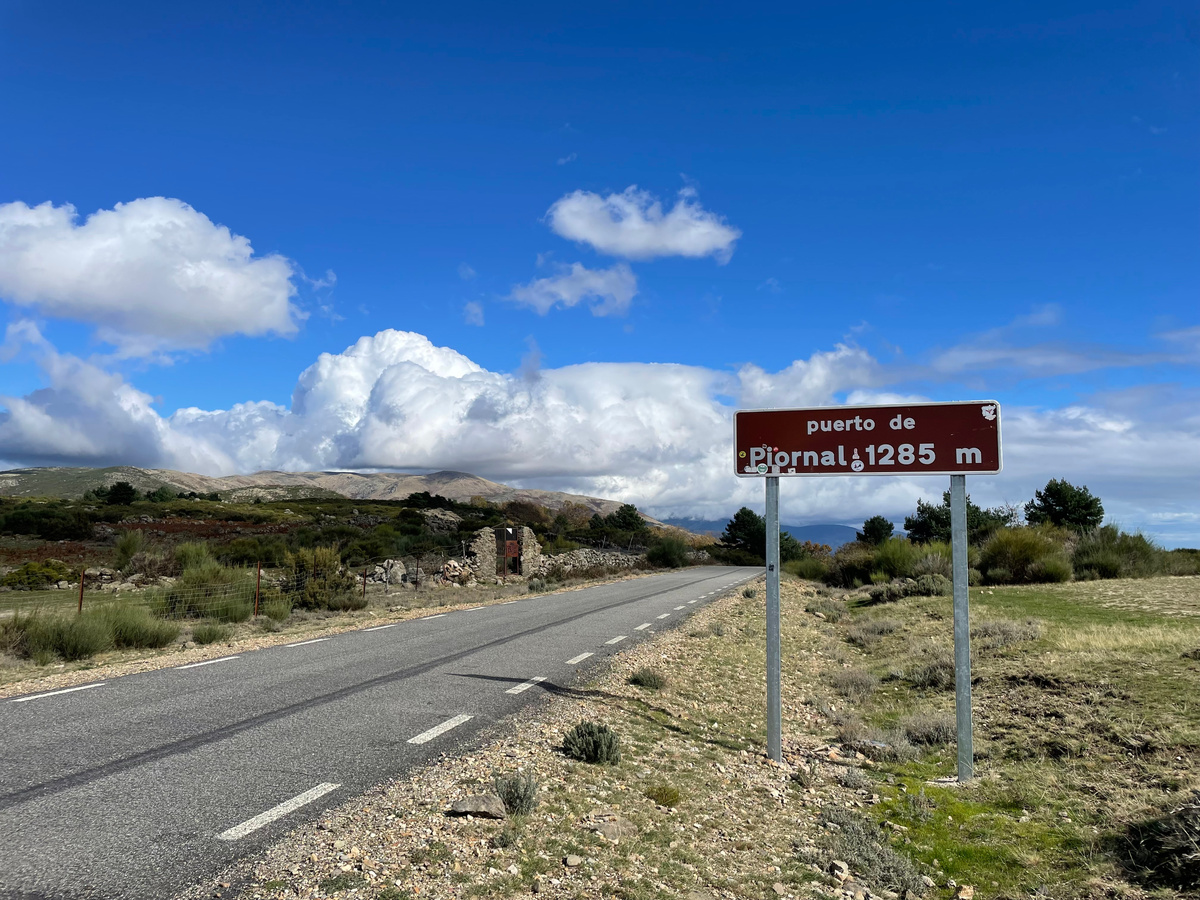 Вход на территорию находится рядом с этим знаком