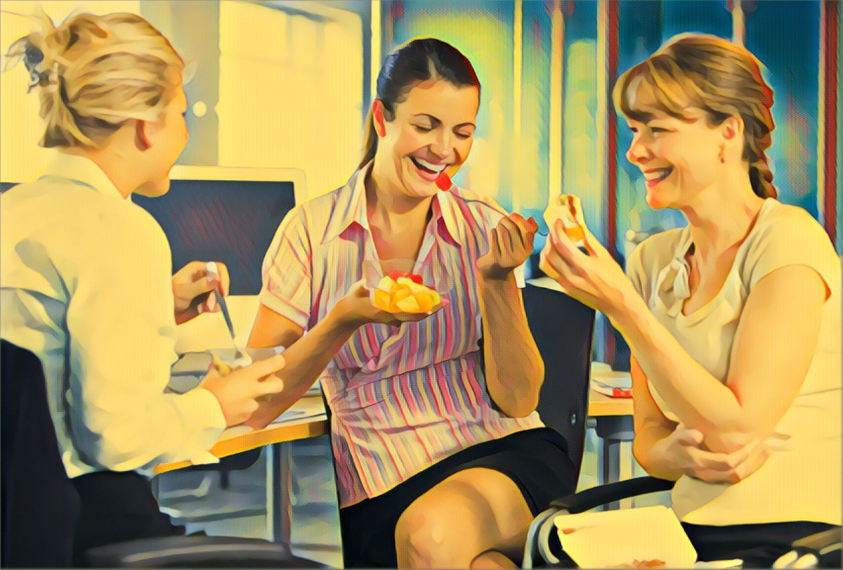 Марина, Надежда и Светлана болтают в обеденный перерыв