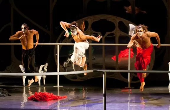 Сцена из спектакля "Служанки" . Фото из открытых источников