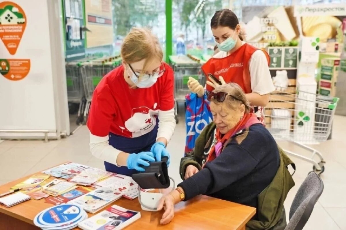    Волонтёры организуют пункты, где можно измерить давление, в торговых центрах.
