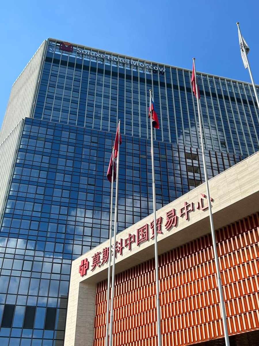 Вид Soluxe Hotel с центрального входа