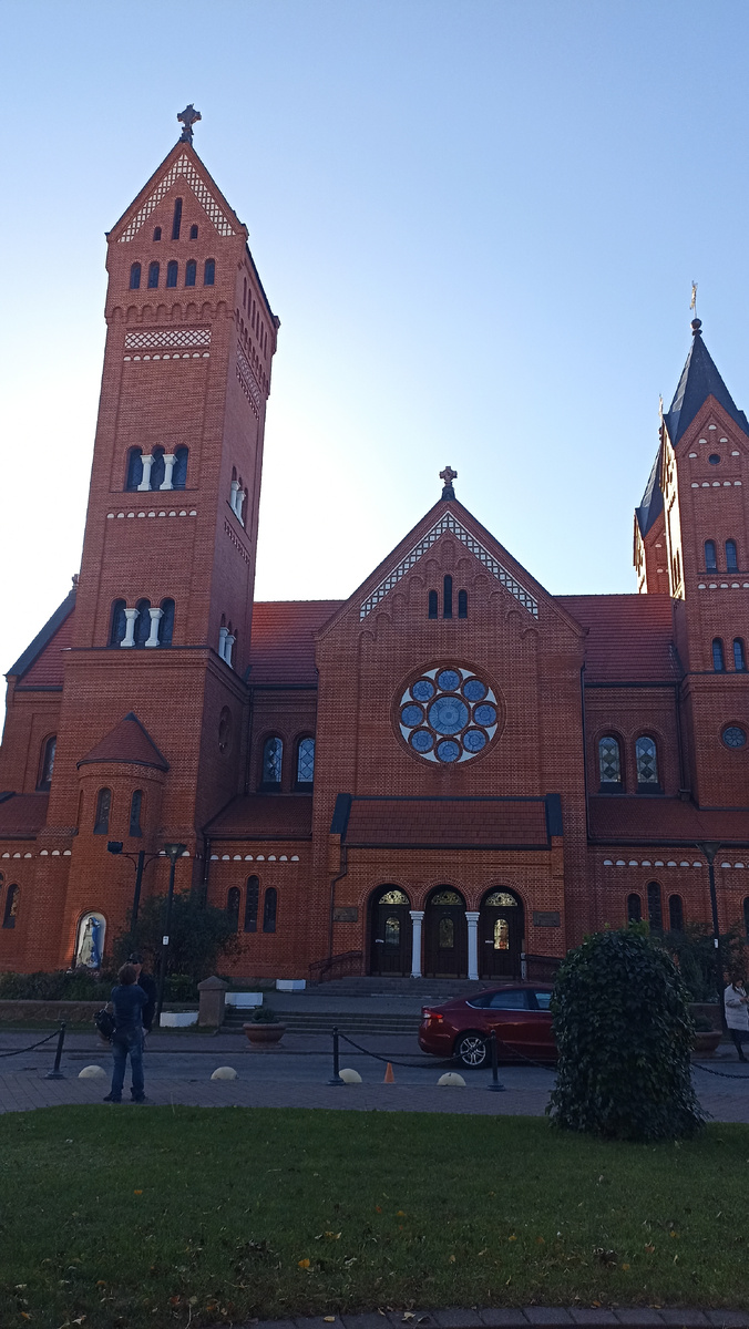 костёл Святых Симеона и Елены построен Эдвардом Войниловичем в честь его детей, рано умерших.