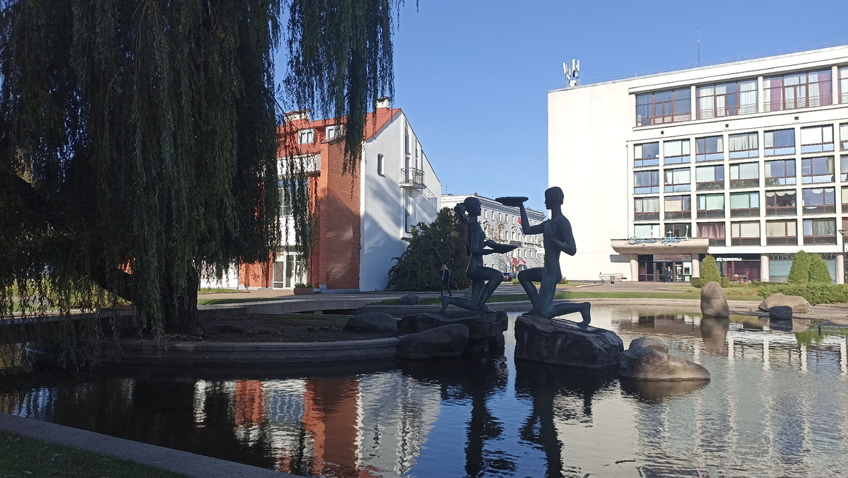 пруд в сквере