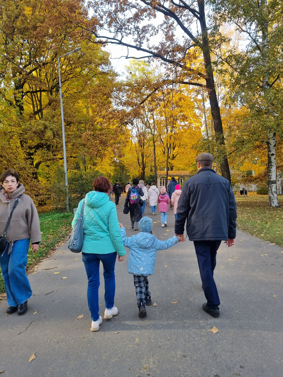 Ксюша с бабушкой и дедушкой 