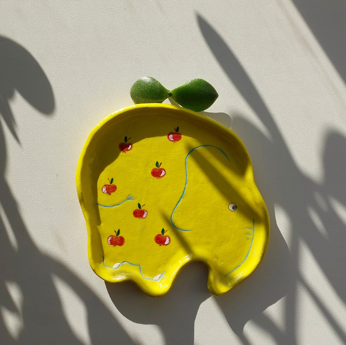 Рисунок на слоне выполнен ангобами