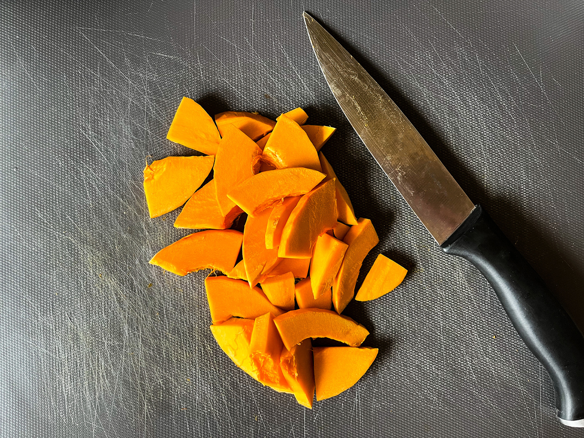 Сначала нарезаем тыкву