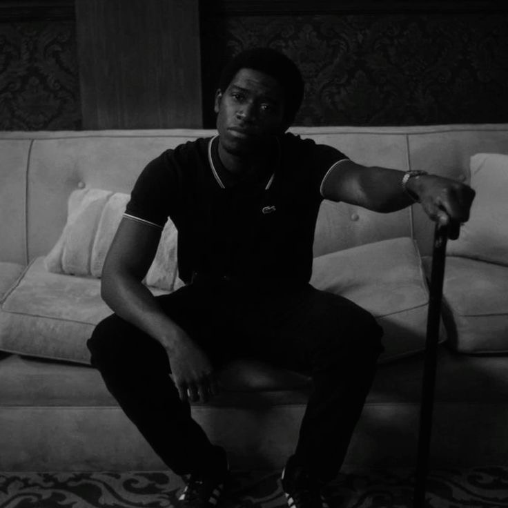 Цитата Франклина Сейнта из “Снегопада”

Во вселенной “Снегопада” (Snowfall) один из наиболее запоминающихся персонажей — Франклин Сейнт. Он представляет собой многослойный образ, который отражает сложные реалии жизни в Лос-Анджелесе в 1980-х годах, когда наркокартели и преступные группировки стали важной частью общества. Одной из его ключевых цитат, которая глубоко резонирует с темами шоу, является:

	“Я не хочу быть великим. Я просто хочу быть свободным.”

Эта цитата отражает внутреннюю борьбу Франклина и его стремление к свободе от системы, которая его окружает. Он не стремится к власти или славе, а скорее к возможности жить своей жизнью без давления и ограничений, которые накладывает на него окружающий мир.

Анализ цитаты

Эта фраза подчеркивает стремление многих людей, находящихся на грани общества, к независимости и свободе выбора. В контексте шоу, где наркотики и преступность правят балом, такое стремление выглядит особенно значимым. Франклин — человек, который, несмотря на все трудности, хочет вырваться из замкнутого круга насилия и зависимостей, в котором он вырос.

Социальный контекст

“Снегопад” исследует, как наркотрафик повлиял на жизнь людей в Лос-Анджелесе, и как социальные и экономические факторы ведут к принятию сложных решений. Цитата Франклина становится отражением этих реалий — он не просто хочет избегать проблем, но и ищет свою личную свободу в мире, где эта свобода постоянно ставится под сомнение.

Заключение

Цитаты Франклина Сейнта заставляют зрителей задуматься о том, что означает быть свободным, особенно в условиях, когда выборы часто связаны с высокими рисками. Его слова служат напоминанием о том, что истинная свобода — это не просто отсутствие оков, но и возможность делать выбор, который определяет судьбу человека. “Я не хочу быть великим. Я просто хочу быть свободным” — эта фраза остается в сознании как мощный манифест стремления к самореализации и независимости.