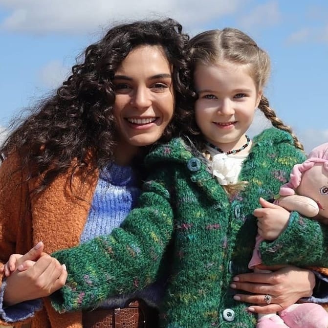 Эбру Шахин и Эбрар Алья Демирбеле