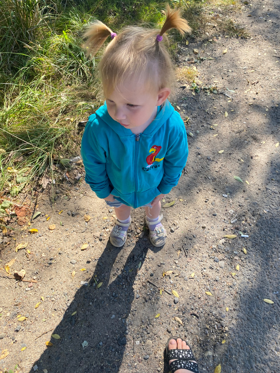 Лера идет с садика