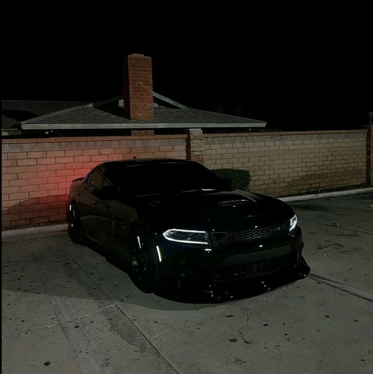 Характеристика Dodge Charger

Dodge Charger — это спортивный седан, который сочетает в себе стиль, производительность и современные технологии. Вот основные характеристики модели:

1. Дизайн

	•	Кузов: Четырехдверный седан с агрессивным и мускулистым дизайном.
	•	Решетка радиатора: Широкая и низкая, с характерной эмблемой Dodge.
	•	Фары: LED-освещение с уникальным дизайном, придающим автомобилю современный вид.

2. Размеры

	•	Длина: Приблизительно 5,0 метра.
	•	Ширина: Около 1,9 метра.
	•	Высота: Примерно 1,5 метра.
	•	Колесная база: Около 3,0 метра.

3. Производительность

	•	Двигатели:
	•	3.6L V6: Выдает около 292–300 л.с.
	•	5.7L HEMI V8: Выдает около 370–395 л.с.
	•	6.4L HEMI V8: Выдает около 485 л.с. (в версиях R/T и Scat Pack).
	•	6.2L Supercharged HEMI V8: Выдает до 797 л.с. (в версии Charger Hellcat).
	•	Трансмиссия: 8-ступенчатая автоматическая коробка передач.

4. Производительность и Управляемость

	•	Привод: Задний или полный привод (в зависимости от комплектации).
	•	Разгон до 100 км/ч: В зависимости от двигателя, от 3,6 до 6,0 секунд.
	•	Максимальная скорость: Более 200 км/ч для высокопроизводительных версий.

5. Интерьер

	•	Комфорт: Вместительный салон с возможностью установки кожаных сидений и различных отделок.
	•	Технологии:
	•	7-дюймовый или 8,4-дюймовый сенсорный экран Uconnect для управления мультимедиа и навигацией.
	•	Поддержка Apple CarPlay и Android Auto.
	•	Варианты аудиосистем от базового до высококачественного Harman Kardon.

6. Безопасность

	•	Системы безопасности:
	•	Адаптивный круиз-контроль.
	•	Система предупреждения о лобовом столкновении.
	•	Автоматическое экстренное торможение.
	•	Мониторинг слепых зон и помощь при парковке.

7. Экономия топлива

	•	V6: Примерно 10-12 литров на 100 км в смешанном цикле.
	•	V8: Примерно 13-16 литров на 100 км в смешанном цикле.

Заключение

Dodge Charger — это универсальный автомобиль, который подойдет как для повседневной езды, так и для любителей скорости. Он предлагает мощные двигатели, комфортный интерьер и передовые технологии, что делает его привлекательным выбором среди спортивных седанов.