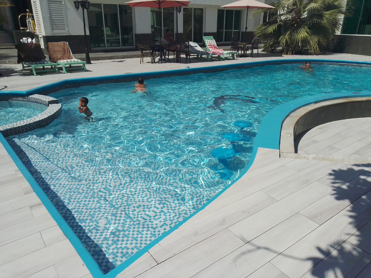 На переднем плане те самые подводные стульчики