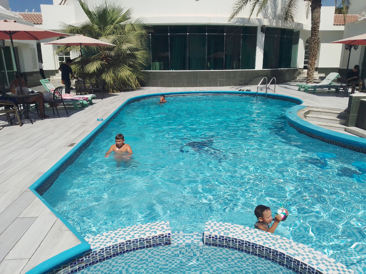 Бассейн в отеле Шарджи. В зону перед средним сыном и прыгали с разбега мальчишки