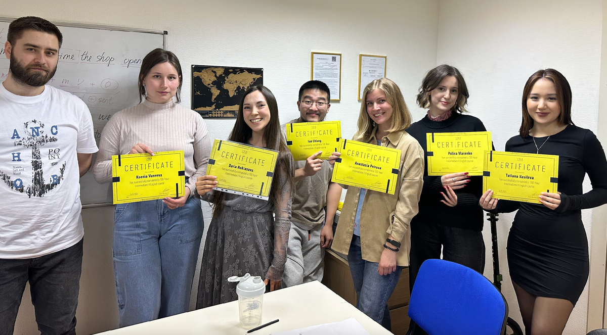 Группа, которая закончила уровень Intermediate в школе Yolk English