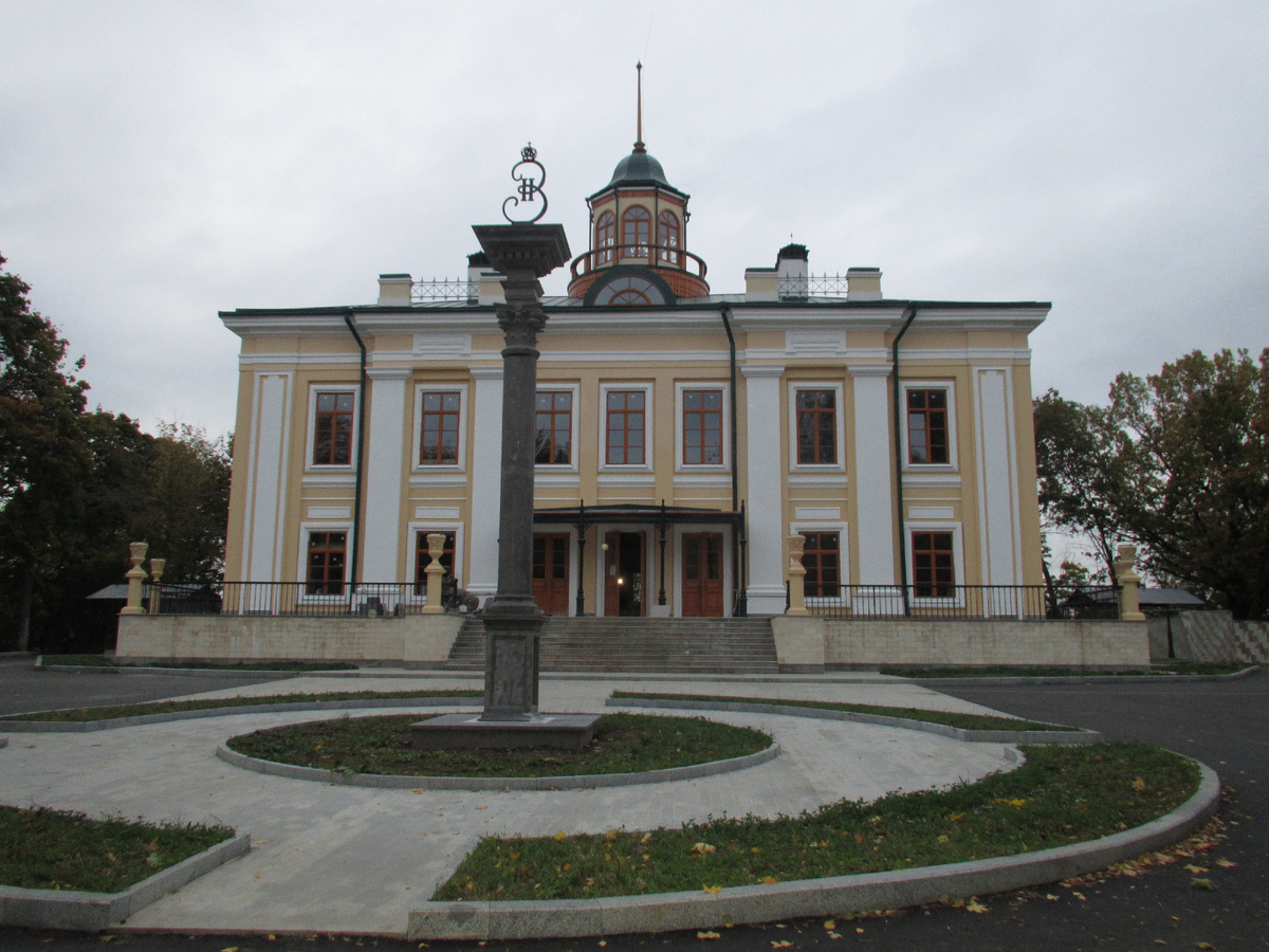 Колонна с вензелем Екатерины II перед усадебным домом в Кунцеве