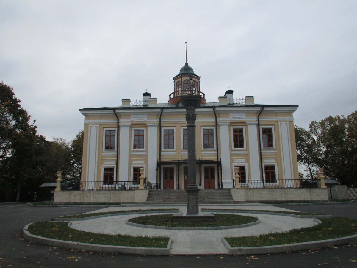 Колонна с вензелем Екатерины II перед усадебным домом в Кунцеве