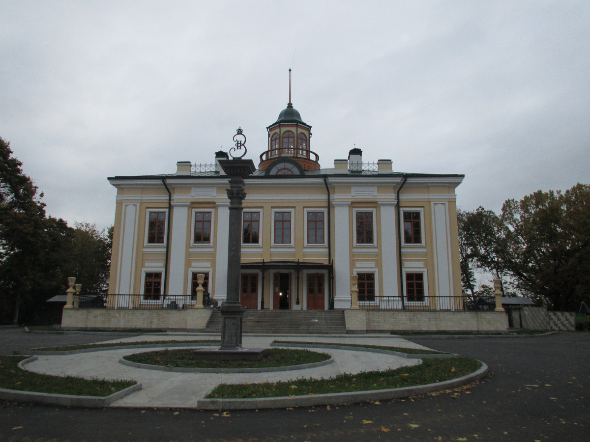 Колонна с вензелем Екатерины II перед усадебным домом в Кунцеве