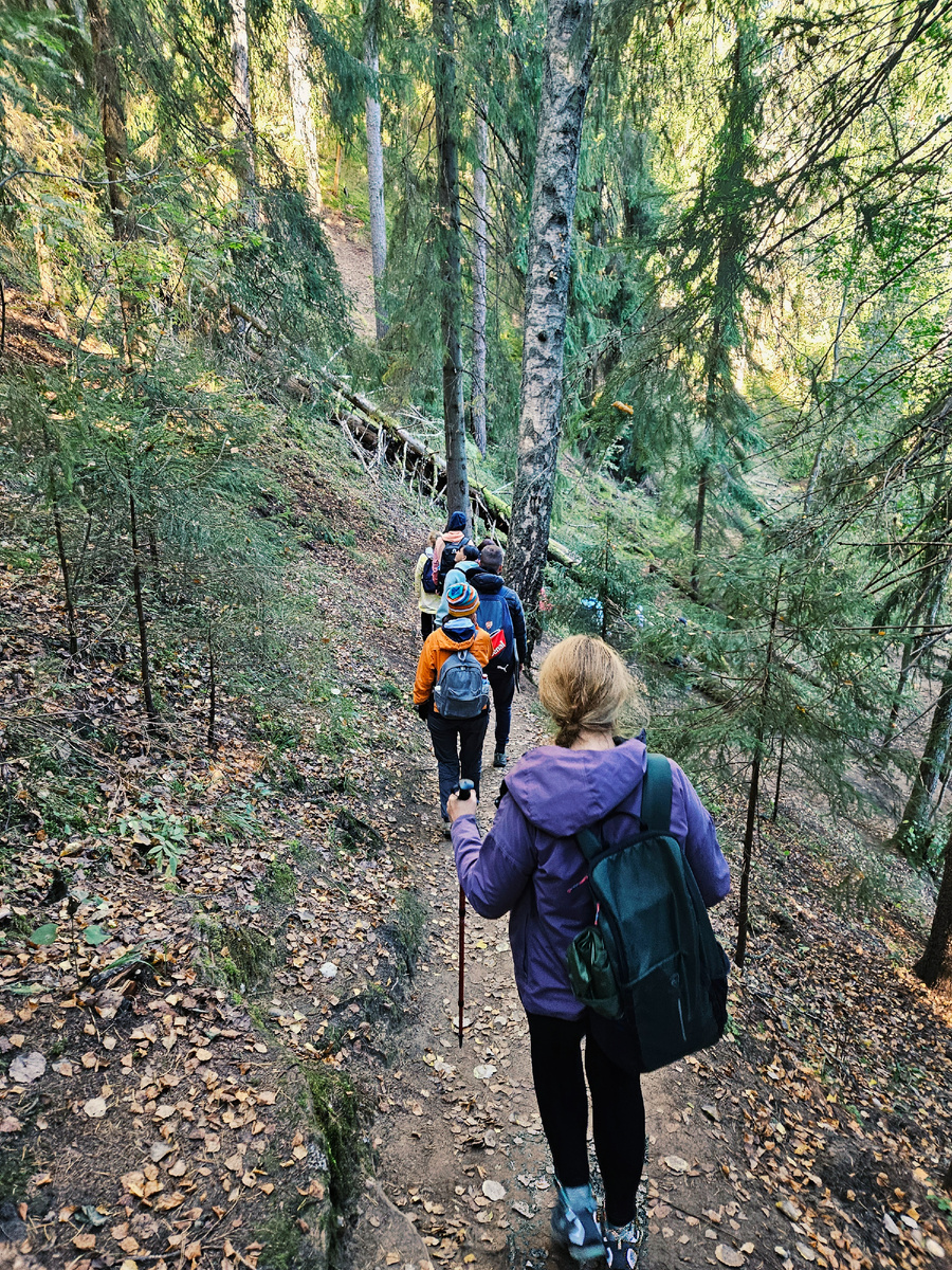 Тропа у ГЭС самая живописная и опасная.