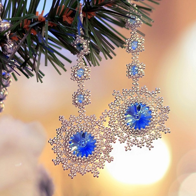    Серьги-снежинки из бисера от Галины Дитрих   
Источник: galadietrih.blogspot.com
