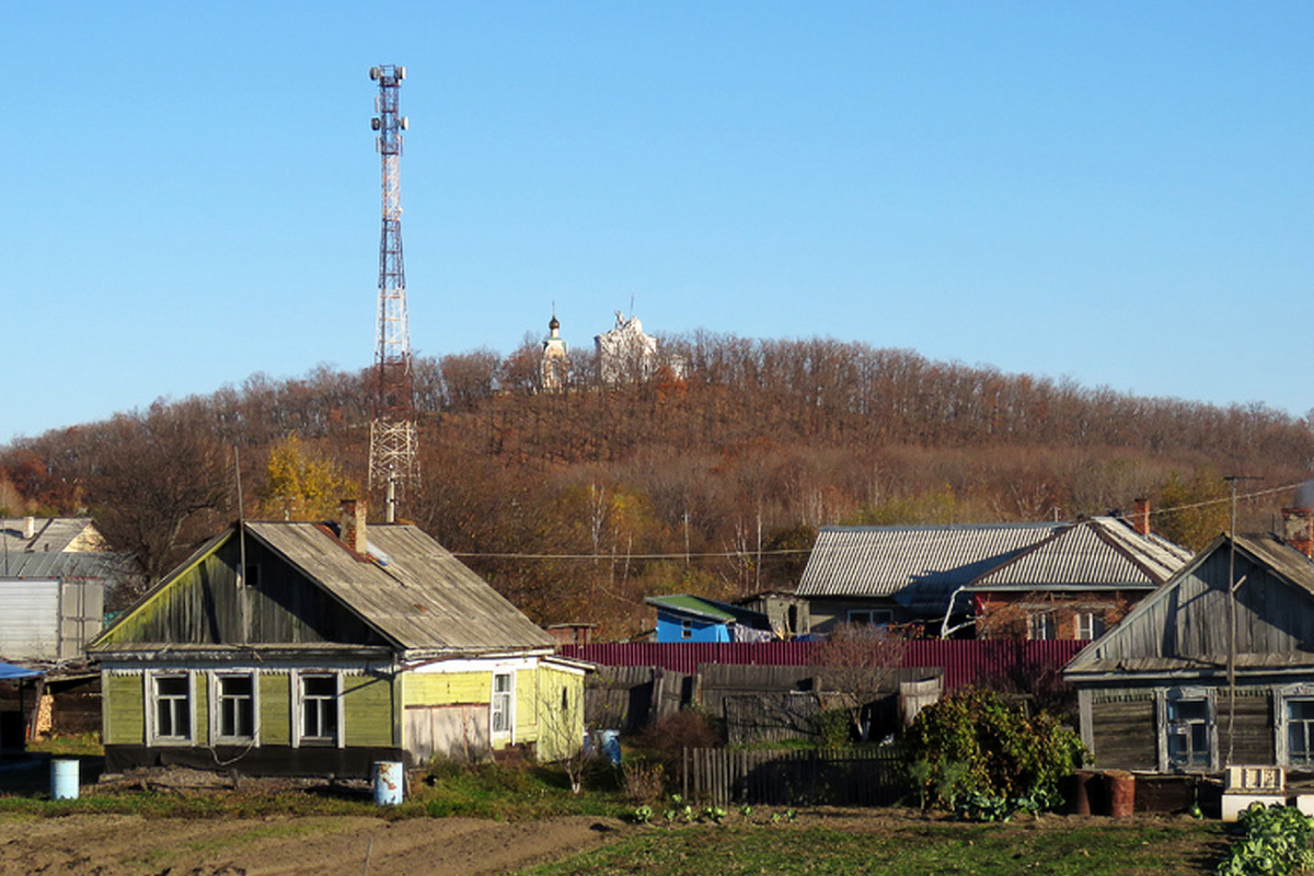 Это фото я взяла из публичных источников, т.к. летом, когда я здесь была, не видно из-за деревьев объектов, находящихся на сопке. А речь пойдет именно об этом. 
