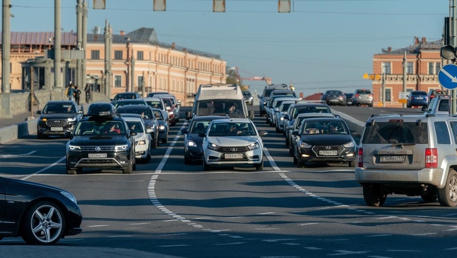    Транспорт едет по Благовещенском мосту. Автор фото: Тихонов Михаил