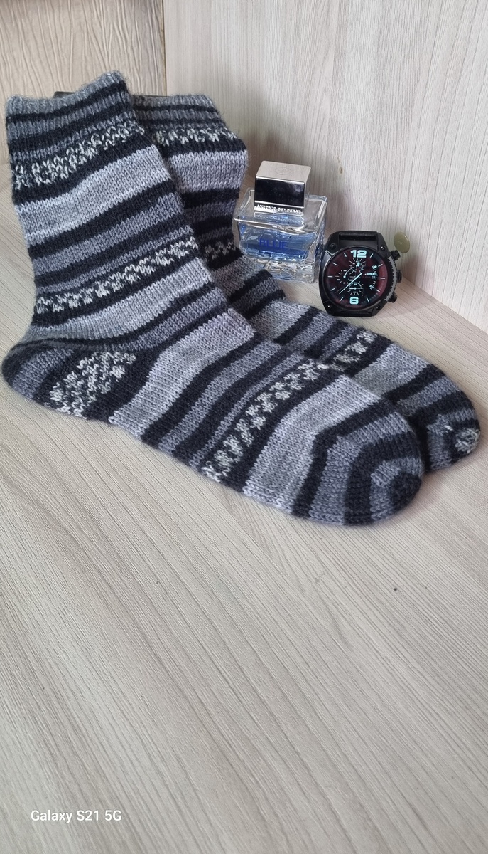 Носки связаны методом "хорошая громкая пятка"