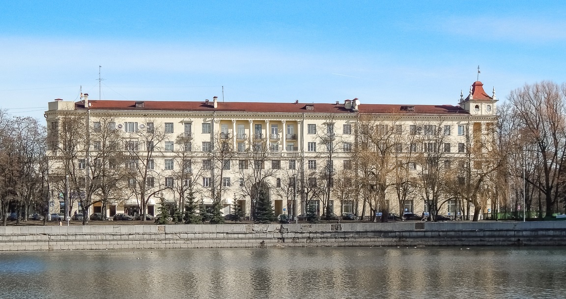 в доме, расположенном недалеко от парка, жил с 1961 по 1962 год будущий убийца американского президента Д.Кеннеди Ли Харви Освальд