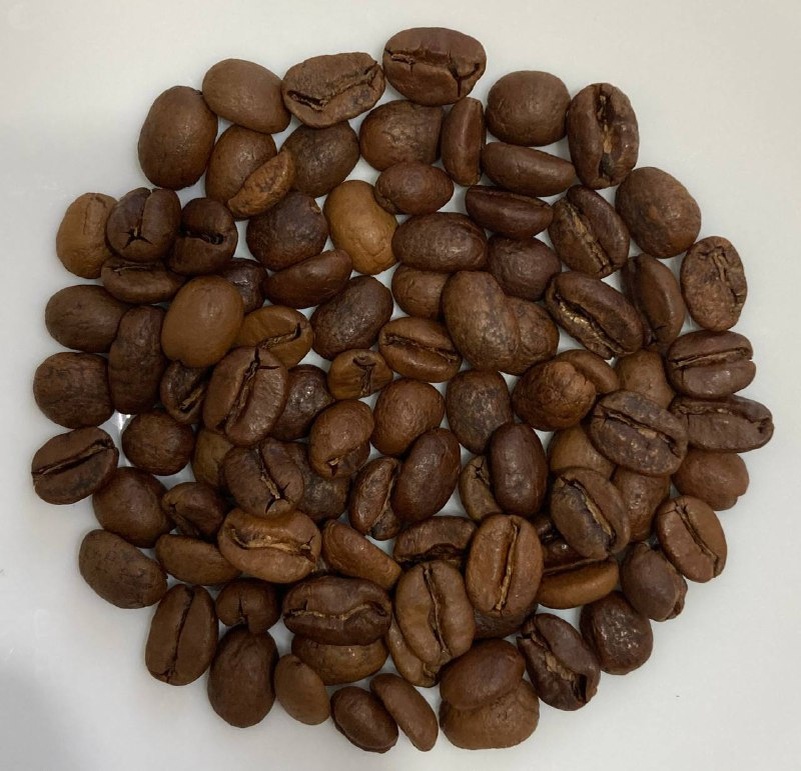 Гибрид из Ново Мундо и желтой катурры Бразильского происхождения - желтый катуаи, с фермы Дон Эли, принадлежащей Карлосу Монтеро. Само дерево отличается высокой урожайностью и небольшим размером, а спелая ягода отличается высоким содержанием сахаров. Стоит отметить, что сбор желтых по цвету ягод сопряжен со сложностью в определении их спелости, в отличие от ягод красного цвета. Зерно уже своим внешним видом говорит о том, что кофе из него будет сладким: на поверхности видны сахара, а неравномерность окраса и пятниста текстура говорят о пройденном ягодами этапом дополнительной ферментации.