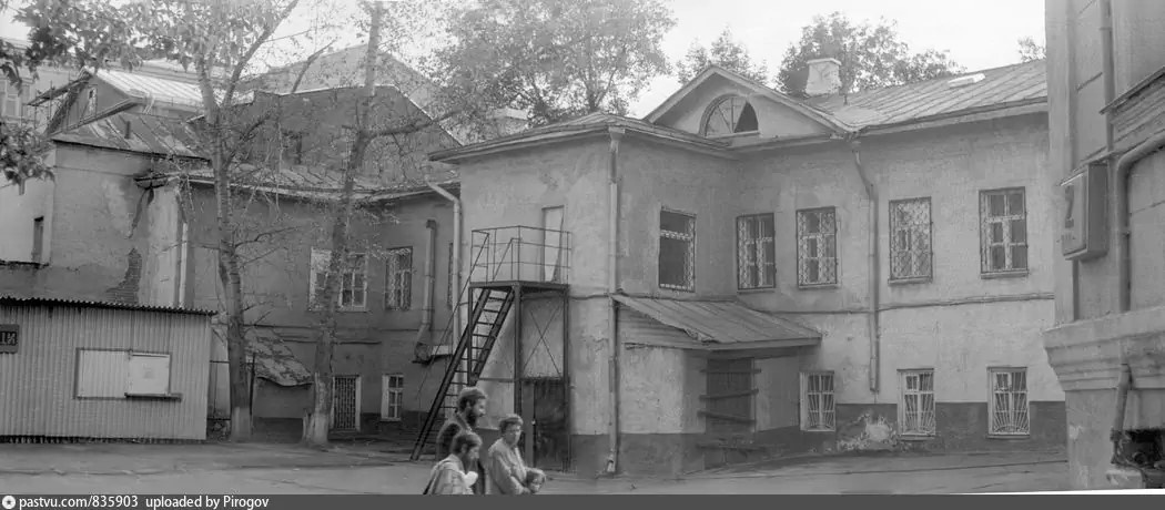 Вид из Большого Овчинниковского переулка на дома 13 и 15 по Пятницкой улице 1991
– 1992 г. Автор Быстров А. А.