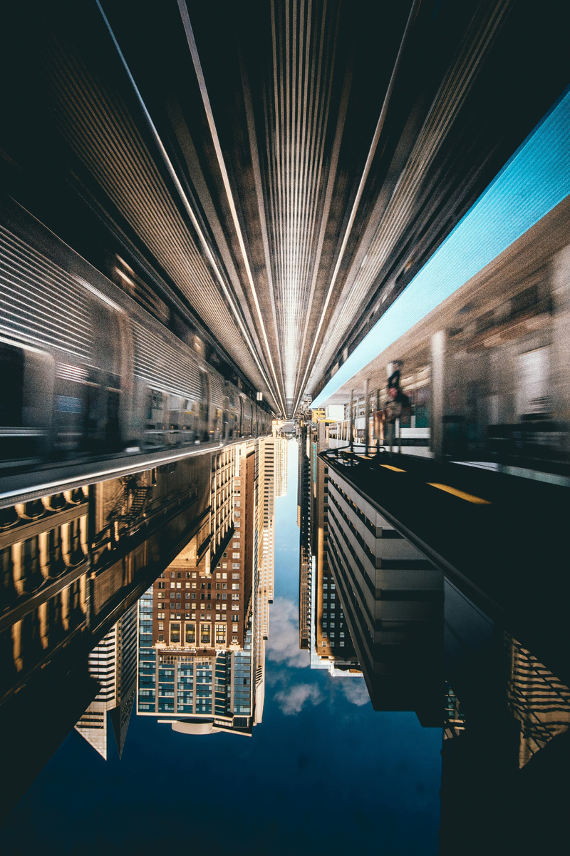 "Мое солнце горит на стыке ветров, границе семи холмов Мое небо дождем опрокинули вновь тени пяти углов
Сколько троп и дорог для меня заплелись в одну
Я иду по своей земле к небу, которым живу"(с) Фото: Unsplash | Обработка: picsart