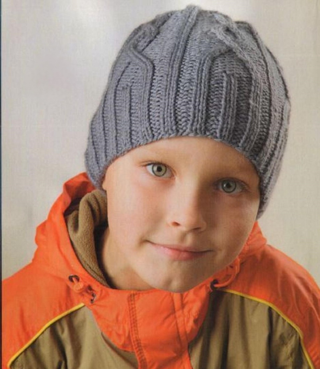 Серая шапка с рельефным узором