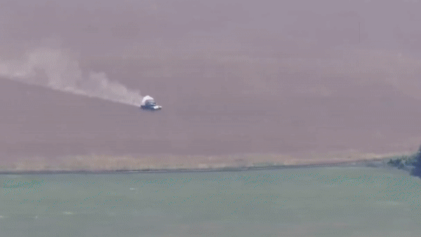    Эпичное уничтожение танка ВСУ, пытавшегося прорваться к нашим позициям. Видео телеграм-канала "Два майора"