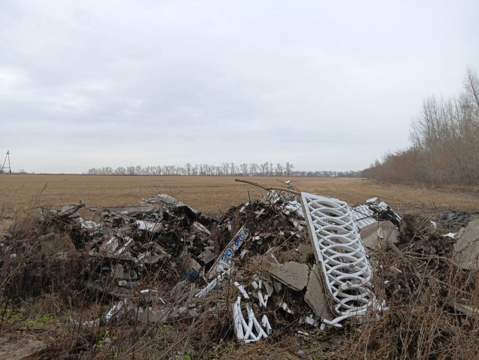    Мусор в поселке Южный. Источник: "Инцидент Барнаул"