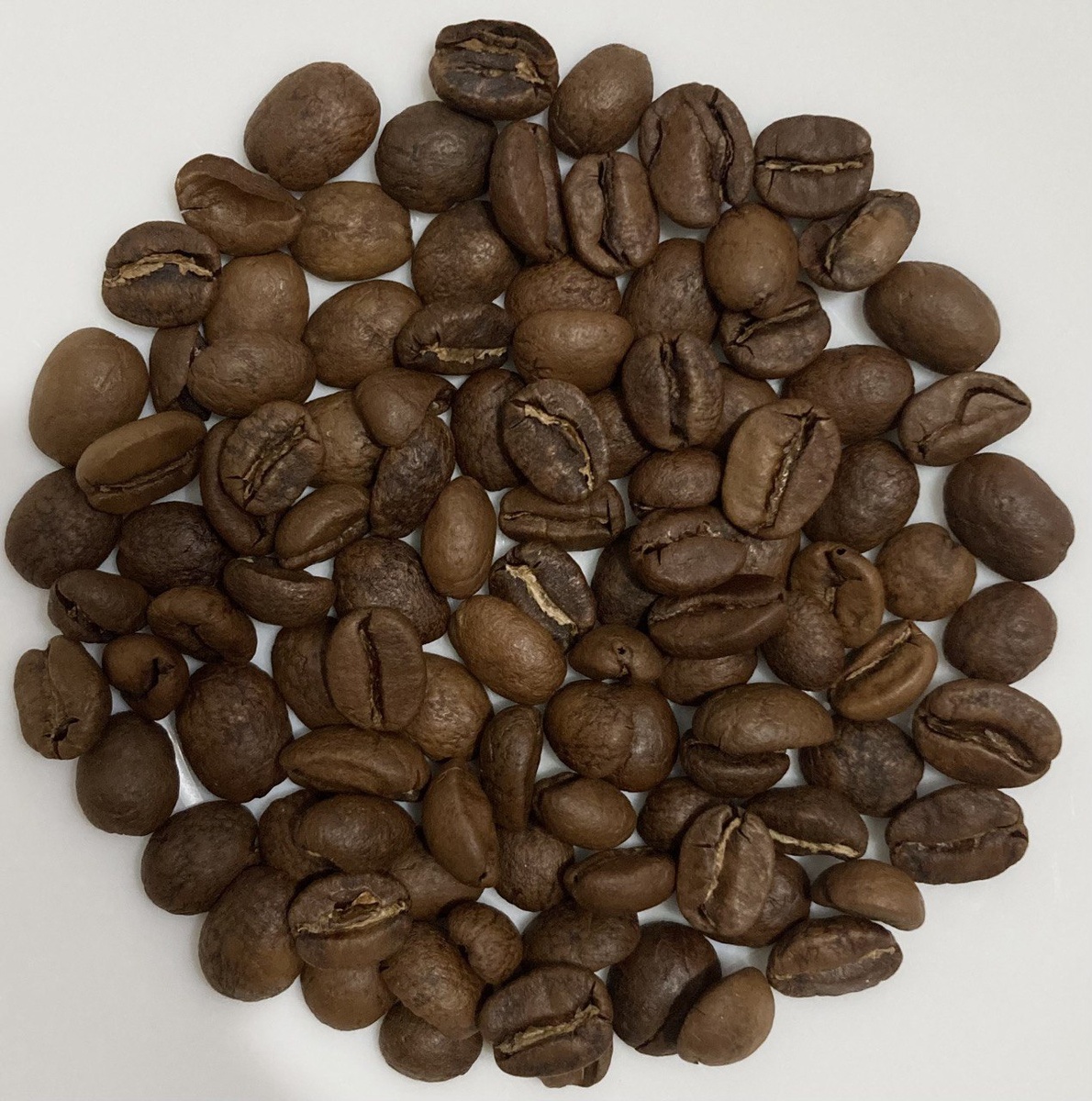 Красный катуаи натуральной обработки, с этапом предварительной ферментации в бочках с фермы Эль Салитре, принадлежащей Джонни Альварадо Абарка. Ферма находится в южной части Коста-Рики, в регионе Брунка, граничащего с Панамой, на высоте около 1500 метров. Само зерно несколько разнородное по размеру и окрасу, виднеется выраженная пигментация - что говорит о процессах брожения. Так же любопытно, что в довольно весомом ряде случаев сильверскин сохранился, что, вероятно, говорит о бережном обращении с ягодами в процессе обработки.