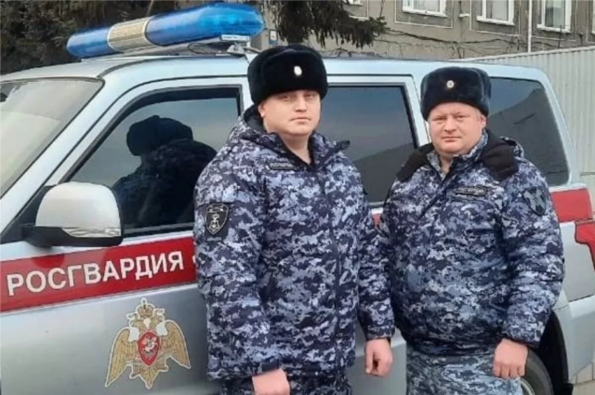    Сотрудники Росгвардии на Алтае спасли женщину, задыхавшуюся в горящем доме