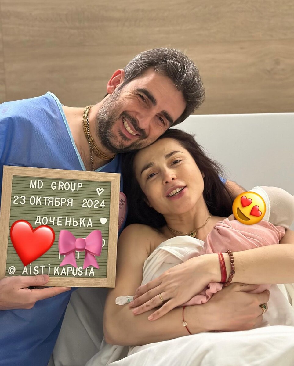 Сати Казанова с мужем и дочкой. Фото: соцсети Стефано Тиоццо