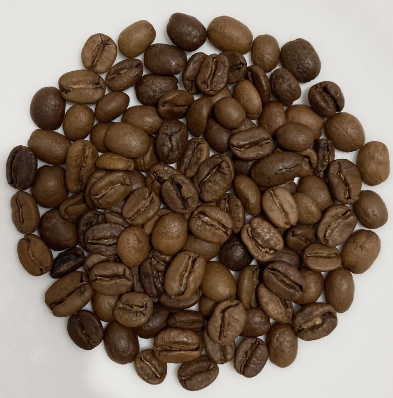 Смесь из двух разновидностей: типики, так редко встречающейся в лотах из Коста-Рики, и намного более распространенная разновидность катуаи, выращенные на старейшей ферме семьи Монтеро, находящейся на высоте в 1400 метров над уровнем моря. Хозяйство на ферме ведет сын Карлоса Монтеро - Джейкоб. На ферме растут кофейные деревья, возраст которых может достигать ста лет, и урожай на ней не отличается большим объемом. Само зерно ожидаемо разнородное - как по размеру, так и по цвету (что объясняется этапом предварительной ферментации перед сушкой). 