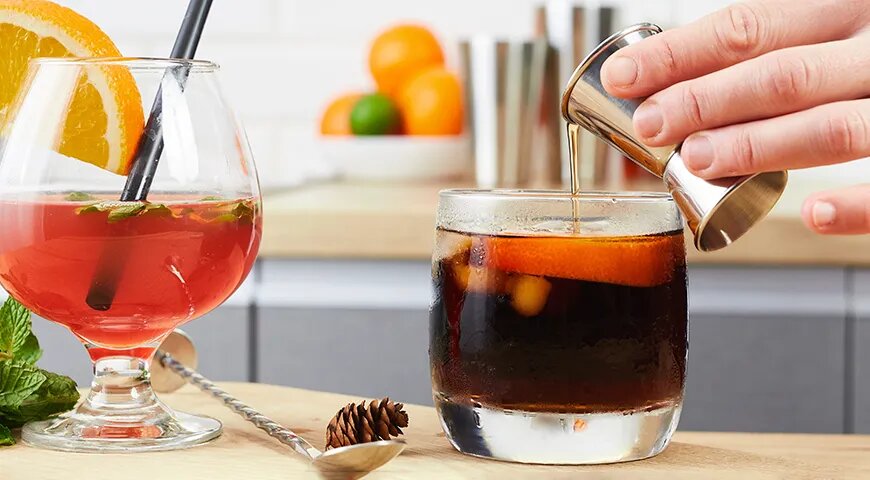   Коктейль с коньяком в домашних условиях приготовить совсем несложно. Главное соблюсти баланс сладкого, кислого, горького и крепкого (Shutterstock/FOTODOM)