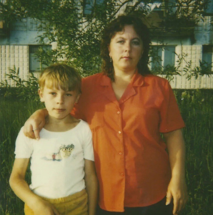  Ярослав Сумишевский в детстве с мамой./Фото: 24smi.org