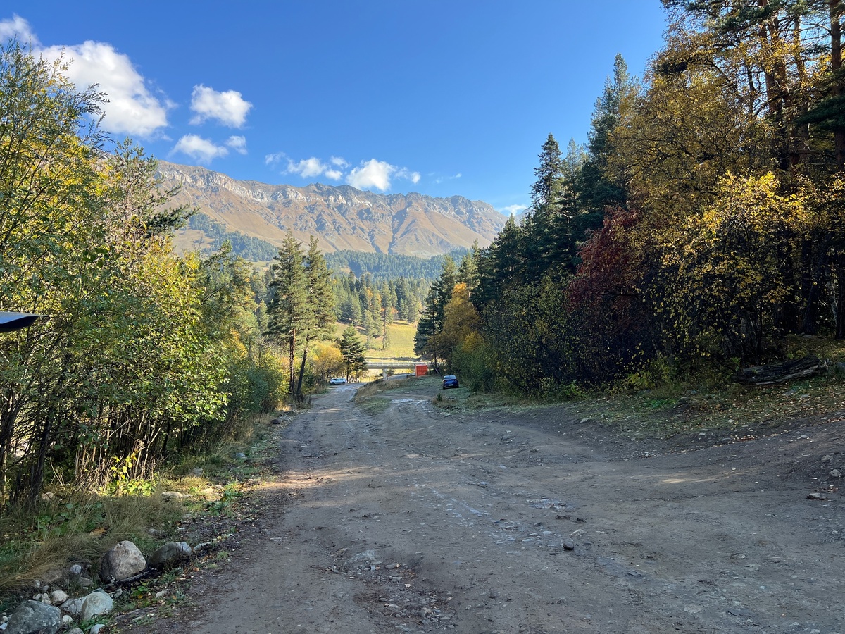 Заезд с асфальтовой дороги трассы