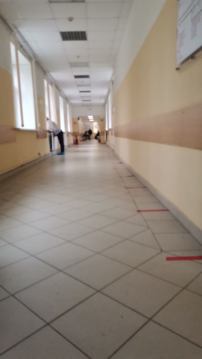 Городская поликлиника, коридор. Удалось попасть на ЭХО-Экг, ЭХО УЗИ, к сожалению, точного определения дать не могут, нужно идти к кардиологу, он все расскажет, а здесь даже не сказали по какому заболеванию мне это назначено и что у меня с сердцем, почему то так? А так сказали все более менее нормально.
