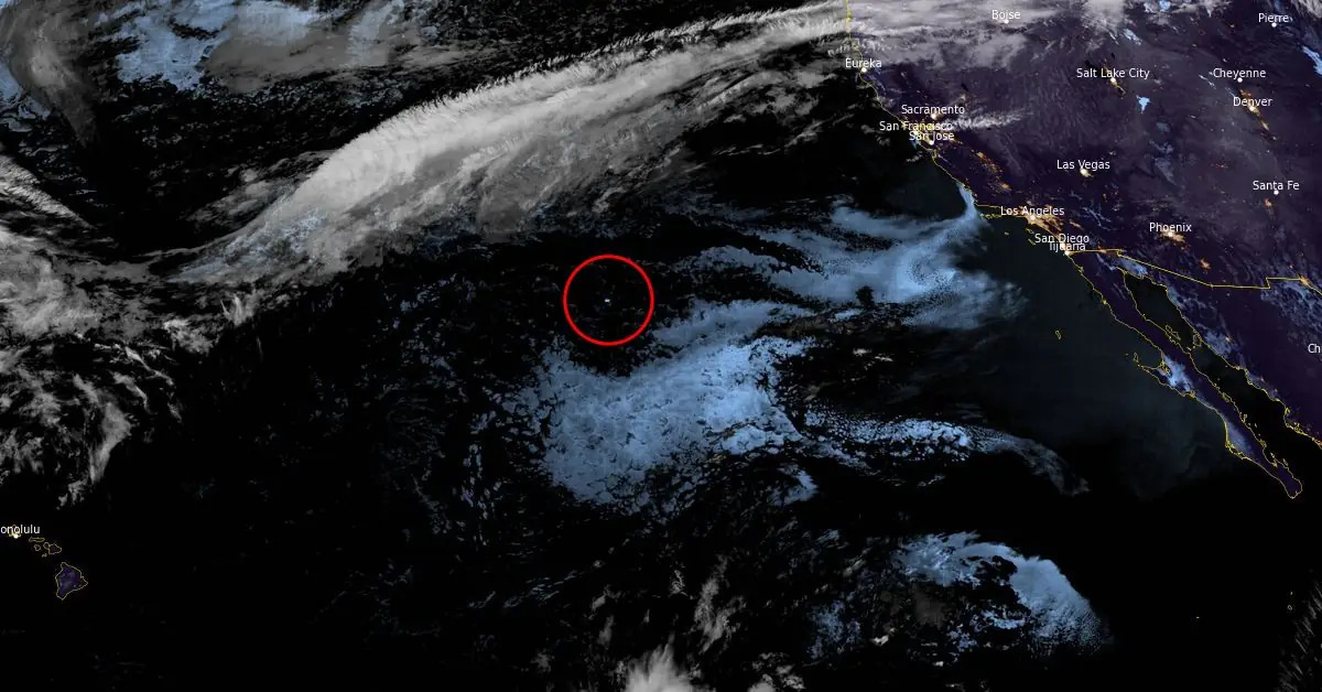 Астероид 2024 UQ (A11dc6D) врезается в атмосферу Земли над восточной частью Тихого Океана, 22 октября 2024 года. NOAA/GOES-West, RAMMB/CIRA. 