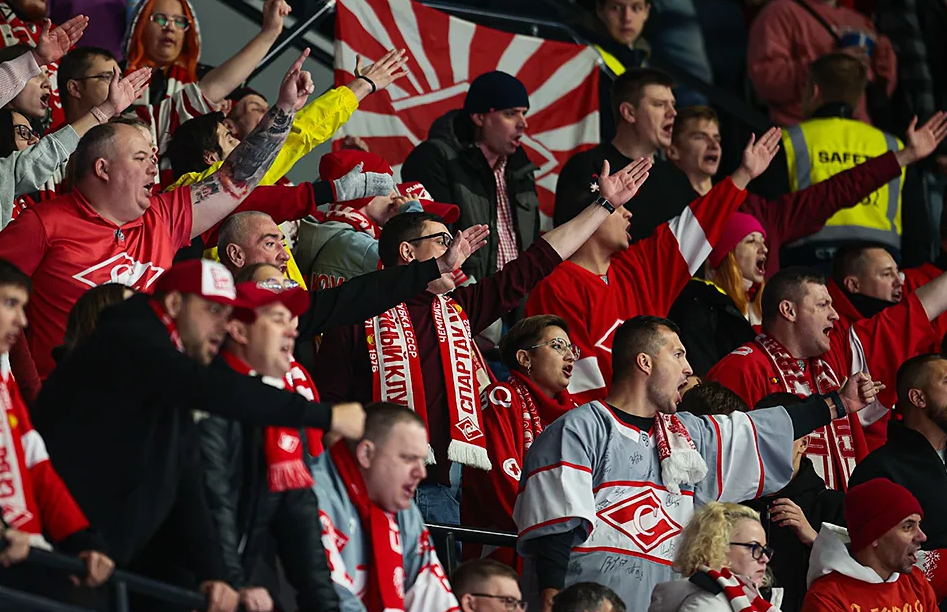 Болельщики "Спартака" обеспечили мощный прессинг хоккеистам СКА. Фото: соцсети