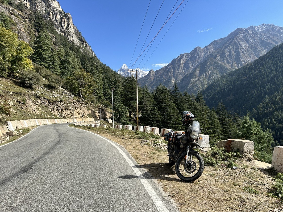 Наш байк по дороге к Ганготри