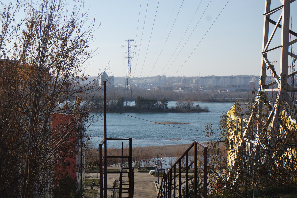 виды с Дальневосточной на улицу Верхняя Набережная и, собственно, Ангару и левый берег