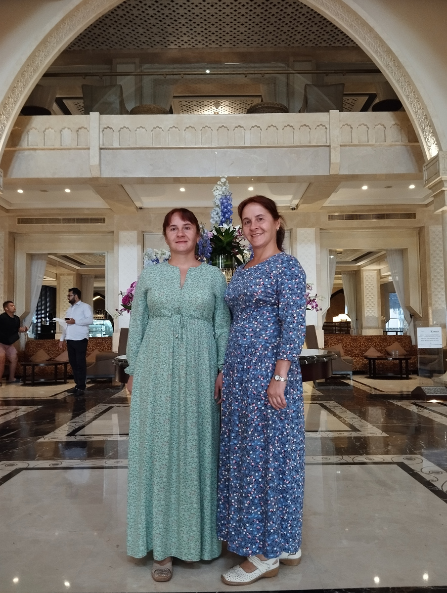 Фото сделано в холле отеля перед отъездом на экскурсию.