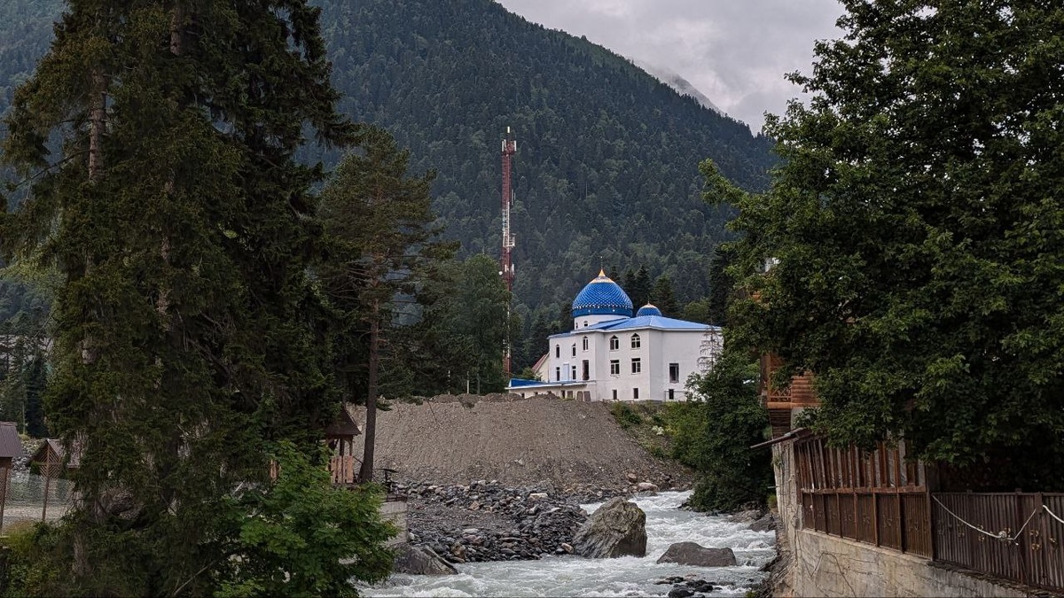 Мечеть в поселке Домбай