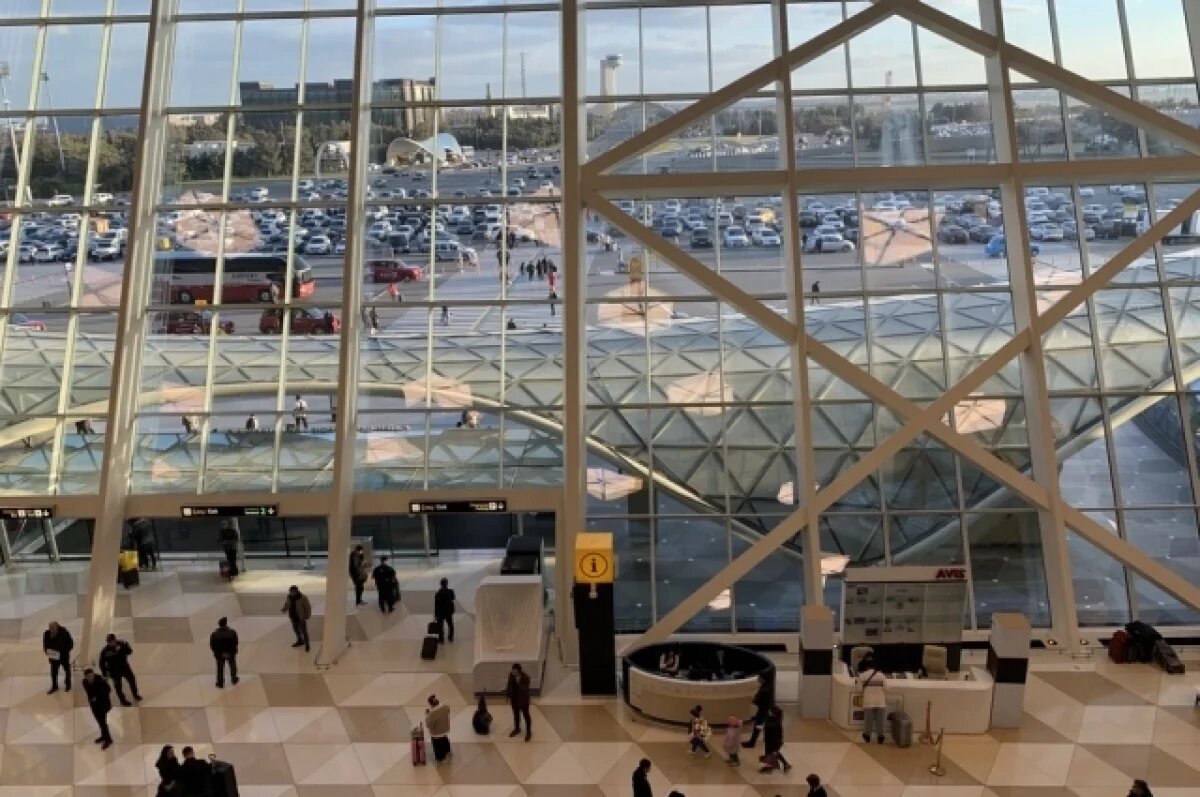    Петербуржцы застряли в Баку из-за закрытия воздушного пространства