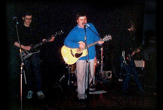 Выступление А. Фомина (гр. МИНИСТЕРСТВО ЛЮБВИ) на фестивале "Прощание с человечеством" 1999.03.08. Фото из ВК группы