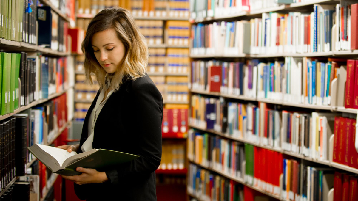 Девушка-архивовед на работе. Photo by Цыplyonok1981.